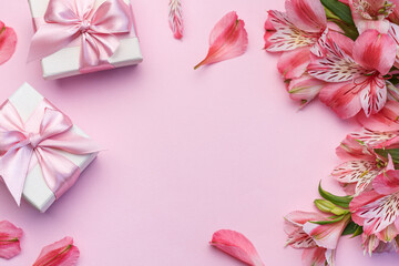 Obraz premium Beautiful Alstroemeria flowers and gift boxes on pink background
