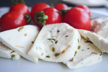 Mozzarella cheese tomatoes on plate .