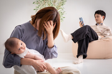 産後うつの母親　mother with postpartum depression