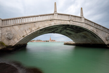 Fototapeta na wymiar San Giorgio Maggiore unter der Brücke Ponte San Biasio delle Catene in Venedig 