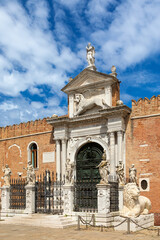 Portal Ingresso di Terra mit Statuen des Arsenals in Venedig