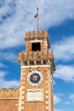Uhr an einem Turm am Eingang des Arsenals in Venedig