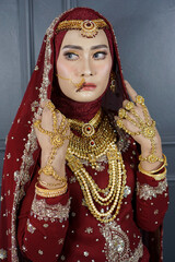 Obraz premium Beautiful close up muslim hijab asian woman wearing traditional indian saree