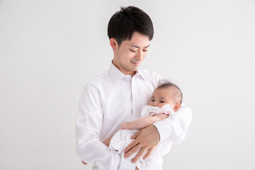 赤ちゃんを抱っこするお父さん　new daddy