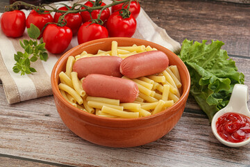 Mini sausages with pasta macheroni