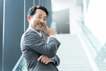 階段で考えるビジネスマン（社長・経営者）