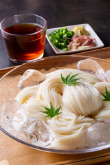 ガラスの器に盛った冷たいそうめん
