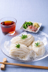 ガラスの器に盛ったそうめん