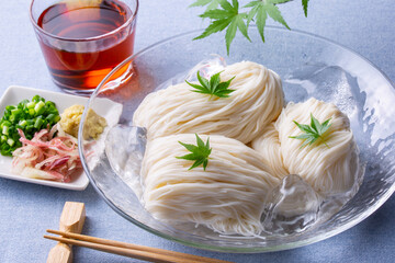 ガラスの器に盛ったそうめん