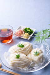 ガラスの器に盛ったそうめん