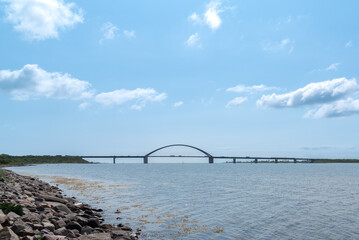 Strandansicht der Fehmarnsundbrücke.