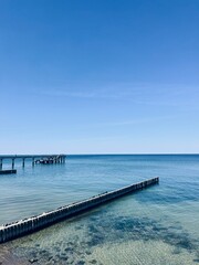 Obraz premium Blue transparent sea surface, blue sea horizon, clear blue sky