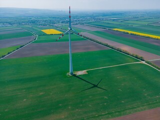 Windkraftanlagen mit Rapsfeld von oben