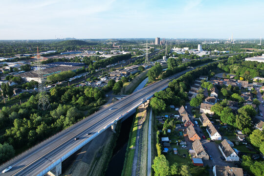 Autobahn A 42 &uuml;ber die Emscher / Bottrop, am Nordrand des Ruhrgebiets