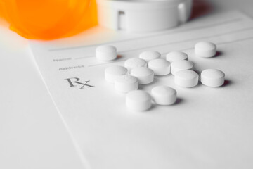 white prescription pills laying on rx pad on white background - obrazy, fototapety, plakaty