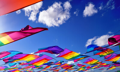 Pride Month - LGBTQ+ Blauer Himmel voller Flaggen in Regenbogenfarben - Hintergrund Symbolbild  mit den bunten Farben des Regenbogens