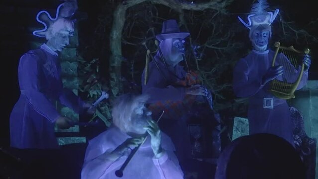 This video shows a haunted ghostly animatronic band playing music in graveyard.