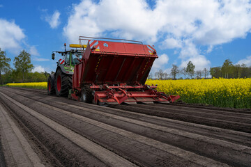 Modernes Kartoffel-Legegerät im Frühjahr auf einem Kartoffelfeld im Einsatz.  © Countrypixel