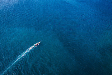 Naklejka premium Traditional wooden boat sailing in tropical blue sea on summer