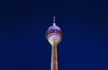 Rheinturm in Düsseldorf © janvier