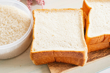 米粉の厚切り食パンと白米