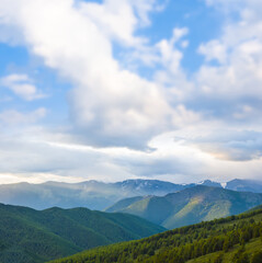 Obraz premium green mountain valley under blue cloudy sky