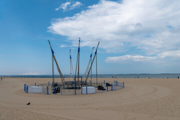 trampoline sur une plage déserte