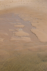 plage à marée basse, jeux d'eau sur le sable