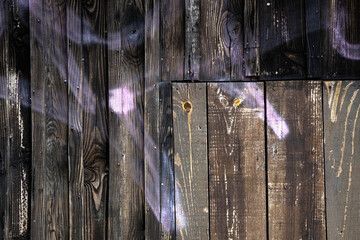 vieille porte de cabane maculée de peinture