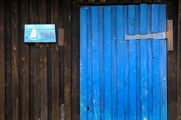 porte en bois d'une cabane du bassin d'Arcachon