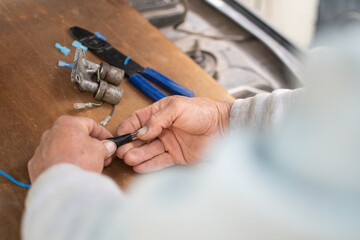 Hombre reparando su auto en su tiempo libre 