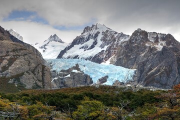 Photo of a breathtaking view of the majestic mountain range and glacier in El Chalten, Argentina
