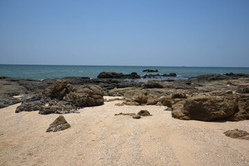 Strand und Felsen