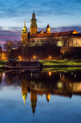 Obraz premium Wawel Castle and Wawel cathedral seen from the Vistula boulevards in the morning