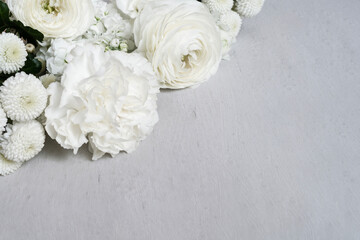 Obraz na płótnie Canvas White flowers on light gray background with copy space. Template for text