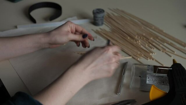 The hands of the master break bamboo sticks 
