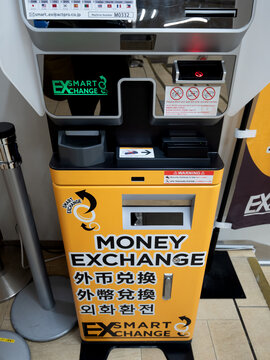 駅に置かれた外貨両替機。2023年5月、北海道札幌市にて撮影。