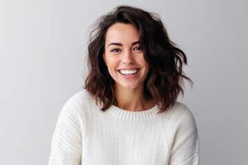 Obraz premium Portrait of a happy young woman smiling at camera isolated over gray background