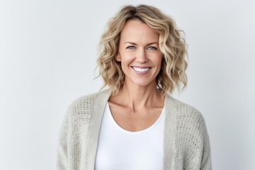 Obraz premium Lifestyle portrait photography of a pleased woman in her 40s that is wearing a chic cardigan against a white background . Generative AI