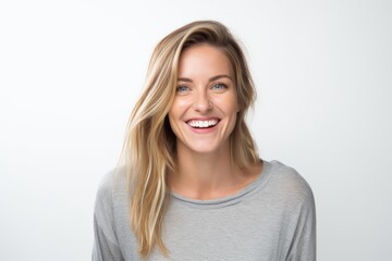 Obraz premium Lifestyle portrait photography of a grinning woman in her 30s that is placed against a white background . Generative AI