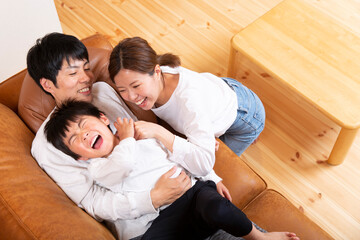 日本人家族、ファミリー、幸せ、ダイニングノソファーで俯瞰