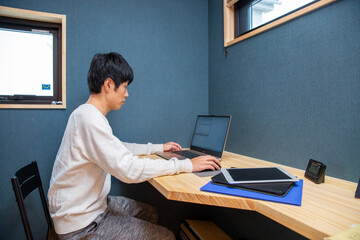 自宅のワークスペースで仕事する日本人男性 - obrazy, fototapety, plakaty