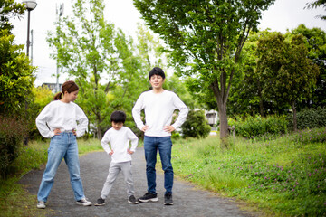日本人の家族ポートレート、新緑の公園で