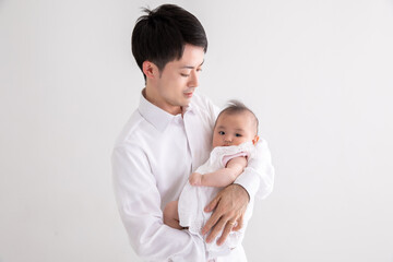 赤ちゃんを抱っこするお父さん　new daddy