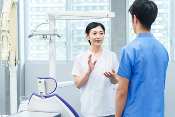 Obraz premium 打ち合わせをする歯科医