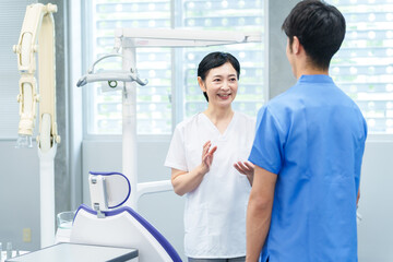打ち合わせをする歯科医