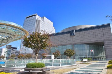 愛知県名古屋市の都市風景、青空の名古屋オアシス21と愛知県美術館の景観
