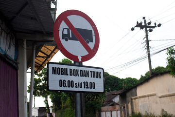Fototapeta premium a no-trough truck sign was posted at an intersection leading to a small road