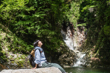 日本を一人旅する女性/バックパッカー