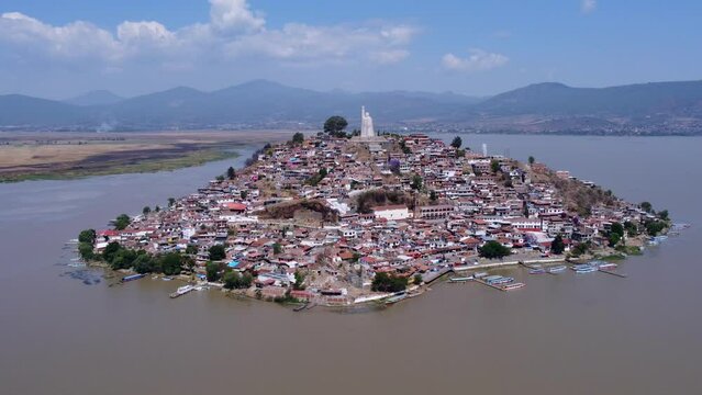 Janitzio Michoacan - M&eacute;xico It's an awesome Island inside a lake. Dron Push in movement